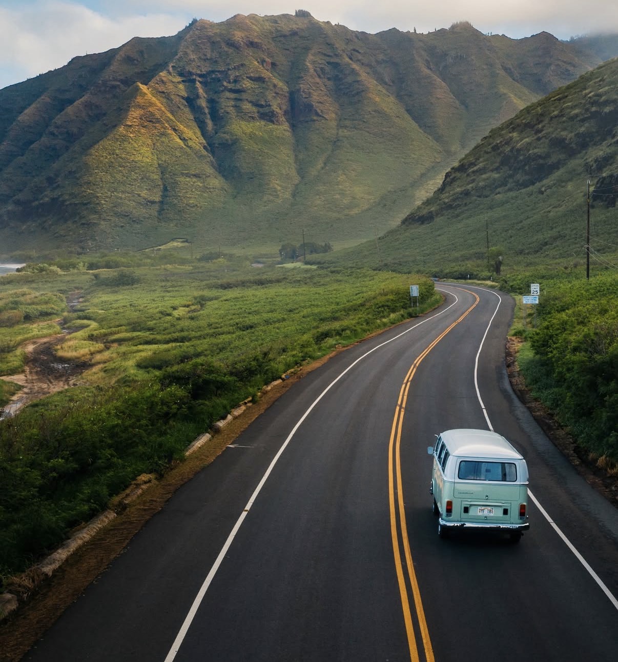 Scenic Oʻahu road winding through green mountains